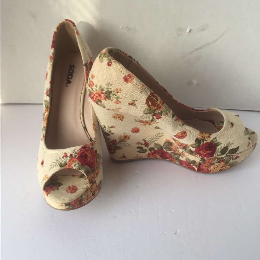 Wedges size 10 flower pattern